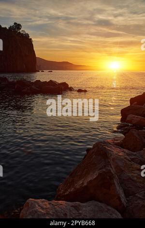Die Strände und das Meer des kleinen Dorfes Meta di Sorrent in der Nähe von Sorrent in Italien. Stockfoto