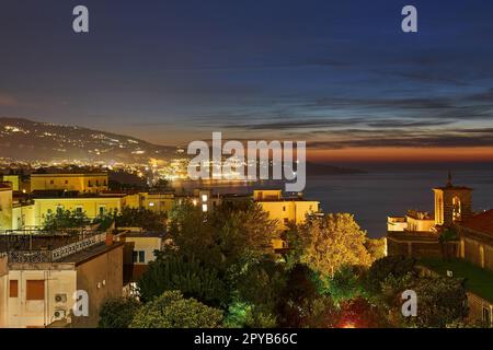 Blick auf die Amalfiküste und das Dorf Meta, Italien. Strandresort. Stockfoto