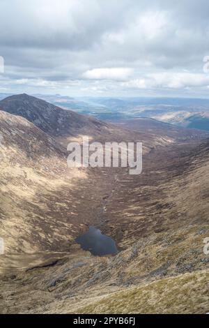 Corie Glas oder Loch a Choire Ghlais von Sron a Choire Ghairbh Munro aus gesehen. Das Tal wird für das Lagerkonzept der Hydro-Pumpe überflutet Stockfoto