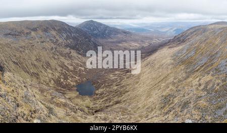 Corie Glas oder Loch a Choire Ghlais von Sron a Choire Ghairbh Munro aus gesehen. Das Tal wird für das Lagerkonzept der Hydro-Pumpe überflutet Stockfoto