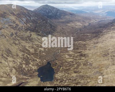 Corie Glas oder Loch a Choire Ghlais von Sron a Choire Ghairbh Munro aus gesehen. Das Tal wird für das Lagerkonzept der Hydro-Pumpe überflutet Stockfoto