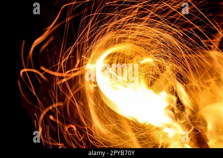 Feuer mit Funkenflug in der Nacht Stockfoto