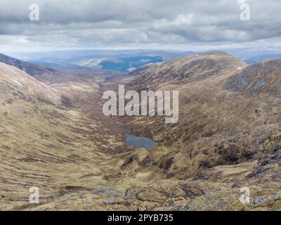 Corie Glas oder Loch a Choire Ghlais von Sron a Choire Ghairbh Munro aus gesehen. Das Tal wird für das Lagerkonzept der Hydro-Pumpe überflutet Stockfoto