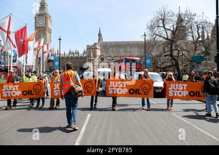 London, Großbritannien. 03. Mai 2023. Demonstranten von Just Stop Oil stoppen den Verkehr in Westminster, während sie langsam um den Parliament Square, London, England, GB laufen. Credit: Denise Laura Baker/Alamy Live News Stockfoto