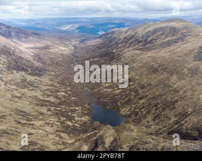 Corie Glas oder Loch a Choire Ghlais von Sron a Choire Ghairbh Munro aus gesehen. Das Tal wird für das Lagerkonzept der Hydro-Pumpe überflutet Stockfoto