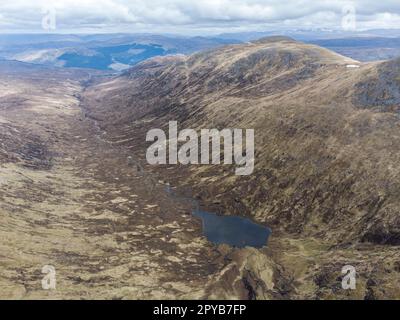 Corie Glas oder Loch a Choire Ghlais von Sron a Choire Ghairbh Munro aus gesehen. Das Tal wird für das Lagerkonzept der Hydro-Pumpe überflutet Stockfoto