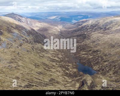 Corie Glas oder Loch a Choire Ghlais von Sron a Choire Ghairbh Munro aus gesehen. Das Tal wird für das Lagerkonzept der Hydro-Pumpe überflutet Stockfoto