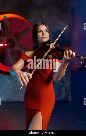 Porträt einer wunderschönen Violinistin, die wunderschöne Musik spielt Stockfoto