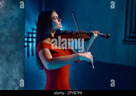 Porträt einer wunderschönen Violinistin, die wunderschöne Musik spielt Stockfoto