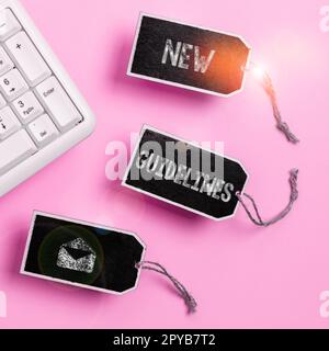 Handschriftliches Schild „Neue Richtlinien“. Geschäftsidee eine neue Liste von Zielen, die erreicht oder erreicht werden sollen Stockfoto