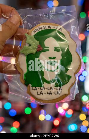 New Hope, Minnesota - 19. Dezember 2022: Hand hält einen dekorierten Weihnachts-Zuckerkeks mit Kamala Harris, US-Vizepräsident Abbild Stockfoto