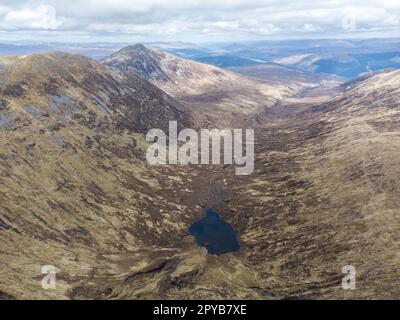 Corie Glas oder Loch a Choire Ghlais von Sron a Choire Ghairbh Munro aus gesehen. Das Tal wird für das Lagerkonzept der Hydro-Pumpe überflutet Stockfoto