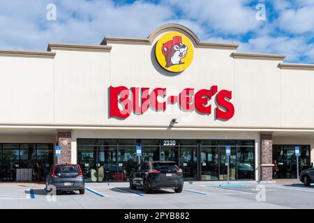 Daytona Beach, Florida - 29. Dezember 2022: Großer Lebensmittelladen und Tankstelle Buc-ee mit Bibermaskottchen. Dieser Halt des Fahrwagens ist bekannt Stockfoto