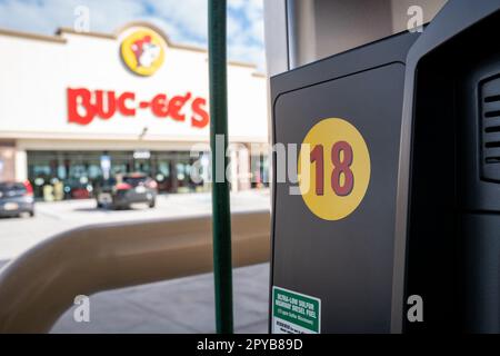 Daytona Beach, Florida - 29. Dezember 2022: Kraftstoffpumpe vor einem Buc-ee, einem großen Lebensmittelladen und einer Tankstelle mit einem Bibermaskottchen. Das Hier Stockfoto