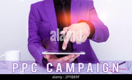 Schreiben mit Anzeige von Text für PPC-Kampagne. Der Geschäftsansatz nutzt PPC, um für ihre Produkte und Dienstleistungen zu werben Stockfoto