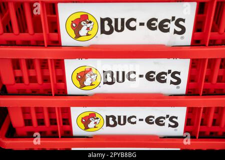 Daytona Beach, Florida - 29. Dezember 2022: Buc-ee-Logo auf Einkaufskörben an der berühmten großen Tankstelle, bekannt für saubere Toiletten Stockfoto