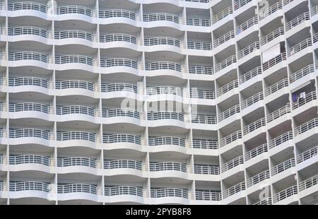 Mehrere Balkone bilden ein Muster auf einem Turmblock oder Hochhaus in Jomtien, Pattaya, Thailand. Wohnungen, Wohnungen, Wohnungen Stockfoto