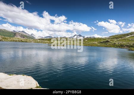 Totensee auf dem Grimsel-Gebirgspass, Wallis, Schweiz Stockfoto