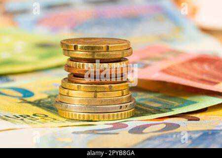 Euro-Münzstapel auf den Euro-Banknoten Stockfoto