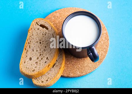 Frühstück mit Weizenbrot und Milch am Morgen, Croissant, Teller Stockfoto