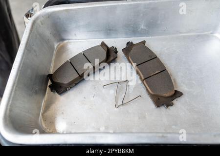 Zwei Bremsscheiben, die in einem Tablett liegen und darauf warten, gereinigt und wieder angezogen zu werden Stockfoto