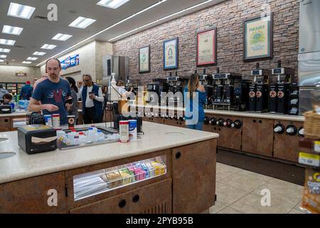 Daytona Beach, Florida - 29. Dezember 2022: Gäste tanken Kaffee in einem Buc-ees, einer berühmten großen Tankstelle, die für saubere Erholung bekannt ist Stockfoto