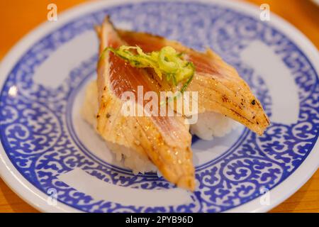 Close-up auf Japanisch Sushi Lachs gegrillt mit Sojasoße Stockfoto