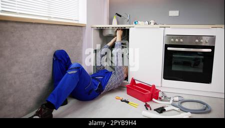 Klempner Reinigung Küche Abfluss Und Rohr Stockfoto
