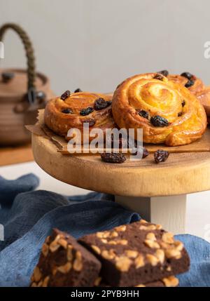 Frühstücksgebäck mit Zimtbrötchen und Schokoladenbrownies Stockfoto