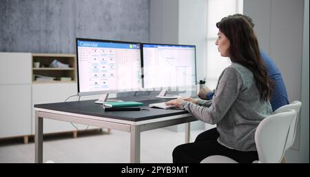 Junge Geschäftsleute Analysieren Gantt-Diagramm Stockfoto