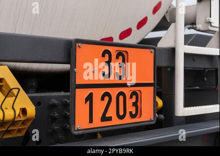 Gefahrgutschild für Benzin oder Benzin auf einem Tankwagen Stockfoto