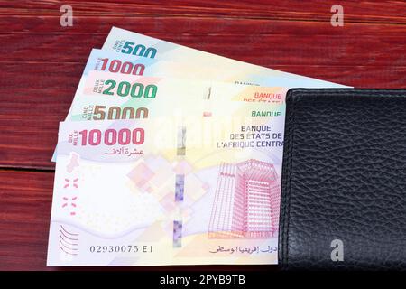 Geld in der schwarzen Brieftasche der zentralafrikanischen Staaten Stockfoto