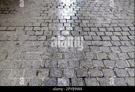 Nasser Kopfsteinpflasterboden Stockfoto