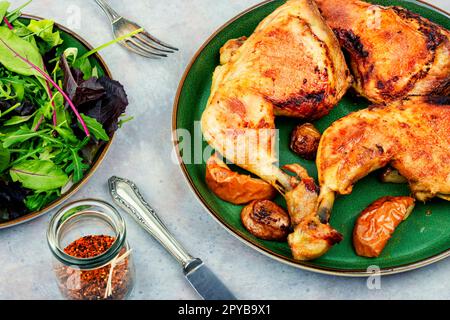 Gebratenes Hähnchen und grüner Salat Stockfoto