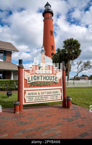 Ponce Inlet, Florida - 29. Dezember 2022: Ponce De Leon Inlet Lighthouse in Florida, Begrüßungsschild und Öffnungszeiten für Souvenirladen und Museum Stockfoto