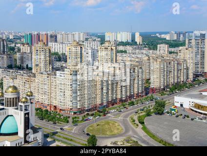 Stadtlandschaft, Draufsicht auf Mykilsko-Slobidska Straße, Kiew, Ukraine Stockfoto