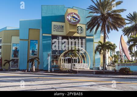 Cocoa Beach, Florida - 29. Dezember 2022: Außerhalb des Four Points by Sheraton Hotels, mit dem Cocoa Beach Surf Company Store und einem Starbucks Stockfoto