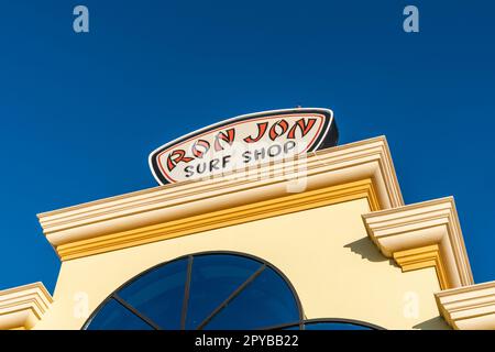 Cocoa Beach, Florida - 29. Dezember 2022: Fassade des berühmten Ron Jon Surf Shop, dem größten Surfwarenladen der Welt Stockfoto