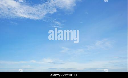 Blauer Himmel und weiße Cirrocumulus-Wolken Texturhintergrund. Blauer Himmel an sonnigen Tagen. Schöner blauer Himmel. Weltozontag. Ozonschicht. Sommerhimmel. Schönheit in der Natur. Schönes Wetter in der Sommersaison. Stockfoto