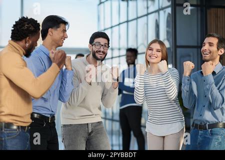 Business-Leute feiert und Ballen ihre Fäuste in die Luft als ein erfolgreiches team Stockfoto