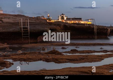 La Caleta Beach, Costa Adeje, Teneriffa, Spanien am Abend Stockfoto