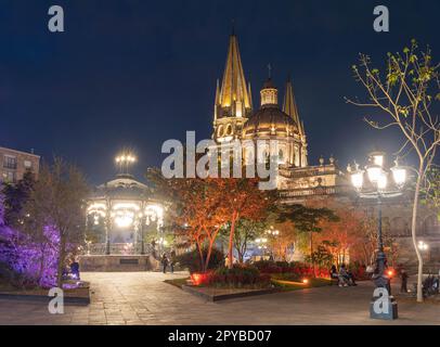 Mexiko, 26 2023. APR - Tagsüber Blick auf die historische Kathedrale von Guadalajara Stockfoto