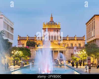 Mexiko, APR 26 2023 - Dämmerung der Hospicio Cabanas Stockfoto