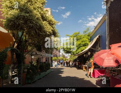 Mexiko, APR 27 2023 - sonniger Blick auf einige interessante Gebäude, Geschäfte in Tlaquepaque Centro Stockfoto