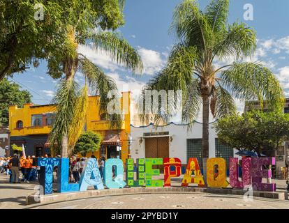 Mexiko, APR 27 2023 - sonniger Blick auf einige interessante Gebäude, Geschäfte in Tlaquepaque Centro Stockfoto