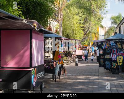 Mexiko, APR 27 2023 - sonniger Blick auf einige interessante Gebäude, Geschäfte in Tlaquepaque Centro Stockfoto