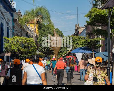 Mexiko, APR 27 2023 - sonniger Blick auf einige interessante Gebäude, Geschäfte in Tlaquepaque Centro Stockfoto