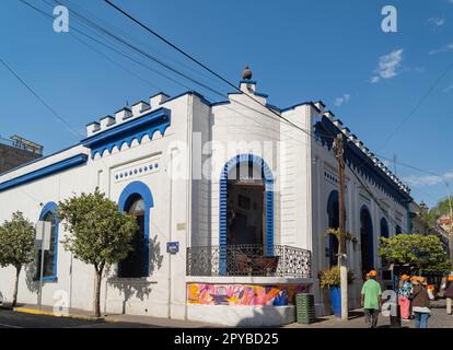 Mexiko, APR 27 2023 - sonniger Blick auf einige interessante Gebäude, Geschäfte in Tlaquepaque Centro Stockfoto