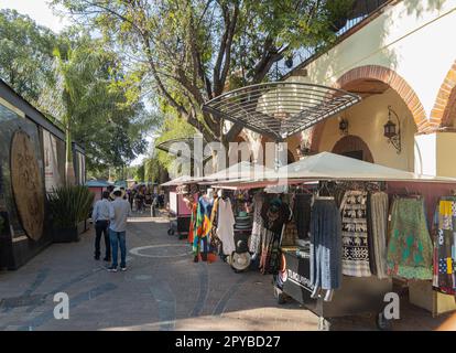 Mexiko, APR 27 2023 - sonniger Blick auf einige interessante Gebäude, Geschäfte in Tlaquepaque Centro Stockfoto