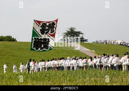 3. Mai 2023, Saitama, Japan: Teilnehmer fliegen während des Riesendrachen-Festivals in Kasukabe City einen riesigen Drachen. Die Teilnehmer flogen enorme Drachen inÂ Gebet für eine reichhaltige Ernte aus ihrer Seidenraupenzucht. Die beiden größten Riesendrachen wiegen 800 kg (das gleiche Gewicht wie ein kleines Auto) und sind 11 Meter breit und 15 Meter hoch. Die Feier fand occurredÂ seit 1841 jährlich statt, außer während der COVID-19-Pandemie. Es begann, als ein buddhistischer Mönch die Einheimischen darüber informierte, dass ein Drachen geflogen wurde, um für eine reichliche Ernte von Seidenraupen zu beten. Das jährliche Festival findet dieses Jahr vom 3. Mai bis Ma statt Stockfoto